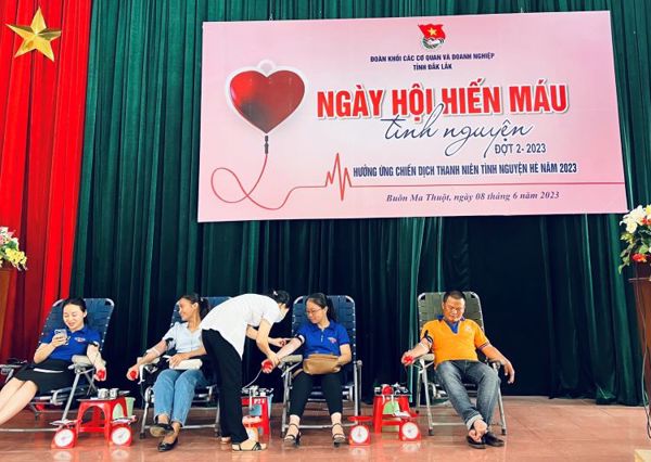 Đoàn viên thanh niên Chi đoàn Sở Khoa học và Công nghệ tham gia "Ngày hội Hiến máu tình nguyện đợt 2 năm 2023”