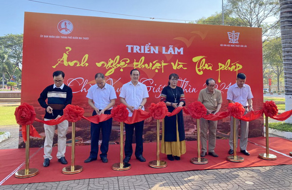 Khai mạc Triển lãm ảnh nghệ thuật và thư pháp chào Xuân Giáp Thìn 202