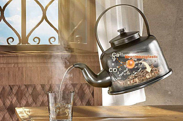 Đun sôi nước giúp loại bỏ gần 90% hạt vi nhựa