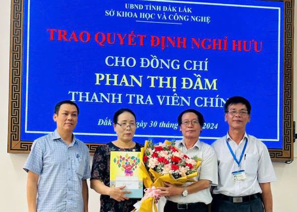 Công bố và trao quyết định nghỉ hưu đối với đồng chí Phan Thị Đầm, Thanh tra viên chính