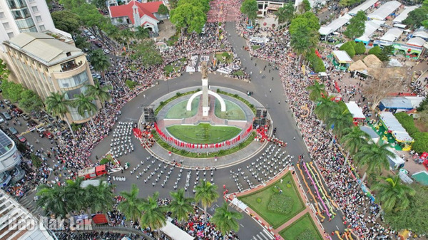Cảm xúc và ấn tượng với lễ hội bên Tượng đài Chiến thắng