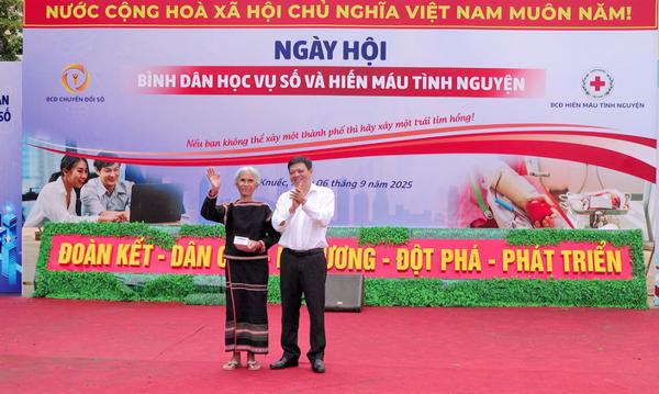 Sở Khoa học và Công nghệ tặng bộ thiết bị livestream cho đại diện buôn làng xã Ea Knuếc
