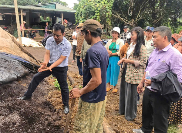 Ứng dụng men ủ Bio-wa sản xuất phân hữu cơ sinh học từ phế phụ phẩm nông nghiệp đến các hộ đồng bào tại vùng sâu, vùng xa trên địa bàn tỉnh Đắk Lắk