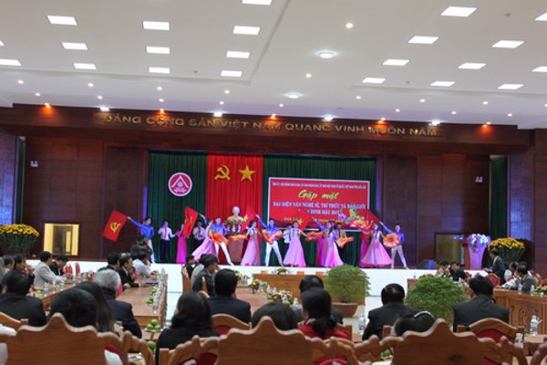 Lãnh đạo tỉnh Đắk Lắk gặp mặt đại diện văn nghệ sĩ, trí thức và báo giới Xuân Đinh Dậu 2017