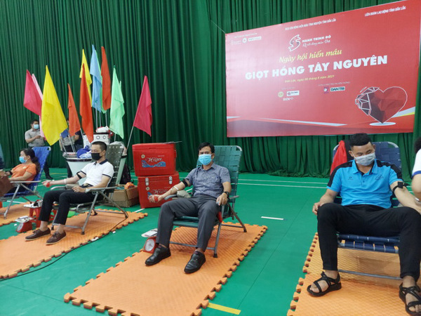 Đoàn viên Công đoàn Sở Khoa học và Công nghệ tham gia Ngày hội hiến máu "Giọt hồng Tây nguyên" năm 2021