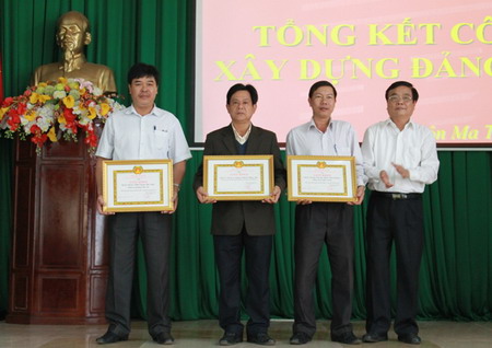 Khen thưởng các TCCS đảng đạt trong sạch vững mạnh 5 năm liền (2010-2014).