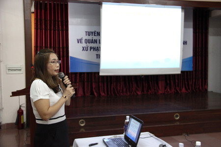 Bà Nguyễn Thị Chu Nga – Phó Trưởng Chi cục Tiêu chuẩn Đo lường Chất lượng phổ biến một số văn bản về lĩnh vực đo lường chất lượng