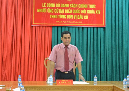 Đồng chí Y Biêr Niê – Phó Bí thư Tỉnh ủy, Chủ tịch HĐND tỉnh, Chủ tịch Ủy ban bầu cử tỉnh phát biểu công bố danh sách người ứng cử đại biểu Quốc hội khóa XIV.