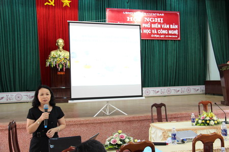 Bà Lê Thị Thành - Phó Giám đốc Sở KH&CN trình bày kế hoạch của UBND tỉnh về phát triển KH&CN, chỉ thị của UBND tỉnh về đẩy mạnh và tăng cường công tác QLNN về KH&CN trên địa bàn tỉnh.