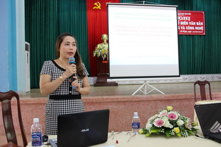 Ngày 22/06, UBND huyện Cư M’gar phối hợp với Sở Khoa học và Công nghệ Đắk Lắk (KH&CN) tổ chức Hội nghị “Tuyên truyền, phổ biến văn bản pháp luật Khoa học và Công nghệ” tại hội trường huyện Cư M’gar.  Ông Nguyễn Văn Minh - Phó Chủ tịch UBND huyện, phát bieur khai mạc Hội nghị  Ông Nguyễn Văn Minh - Phó Chủ tịch UBND huyện, phát bieur khai mạc Hội nghị  Tham dự Hội nghị có Ông Nguyễn Văn Minh – Phó Chủ tịch UBND huyện; Bà Lê Thị Thành – Phó Giám đốc Sở KH&CN; và các chuyên viên từ các phòng ban, Trung tâm thuộc Sở; các cán bộ thuộc các phòng ban chuyên môn, cơ quan, đoàn thể thuộc UBND huyện cùng gần 100 đại biểu là khách mời đến từ các Doanh nghiệp kinh doanh, các cơ sở kinh doanh hàng đóng gói sẵn trên địa bàn huyện.  Các đại biểu tham dự Hội nghị  Các đại biểu tham dự Hội nghị  Nhằm trang bị những kiến thức, kỹ năng cơ bản công tác quản lý nhà nước về KH&CN cấp huyện. Tại Hội nghị các đại biểu được các Báo cáo viên của Sở KH&CN Đắk Lắk giới thiệu về các chuyên đề liên quan đến hoạt động KH&CN, luật KH&CN; Quy trình cấp giấy chứng nhận doanh nghiệp KH&CN; đề xuất nhiệm vụ KH&CN; luật chất lượng sản phẩm hàng hóa; quy định quản lý về tiêu chuẩn, quy chuẩn kỹ thuật, nhãn hàng hóa, đo lường và chất lượng sản phẩm, hàng hóa trên địa bàn tỉnh Đắk Lắk; các vấn đề về ISO, xây dựng, áp dụng, duy trì và cải tiến ISO; Luật sở hữu trí tuệ, sở hữu công nghiệp…  Đây là sự phối hợp ngày càng chặt chẽ giữa Sở KH&CN và UBND huyện, nhằm giúp hoạt động khoa học và công nghệ ở huyện trong thời gian tới đi vào chiều sâu, có nhiều đóng góp cho sự nghiệp phát triển kinh tế xã hội huyện.  Hội nghị đã giành thời gian tổ chức thảo luận, giải đáp thắc mắc cho các đại biểu tham dự, nhất là các vấn đề liên quan đến hoạt động của doanh nghiệp như, đo lường chất lượng, nhãn hiệu hàng hóa,…  Một số hình ảnh Hội nghị:  Bà Lê Thị Thành - Phó Giám đốc Sở KH&CN trình bày kế hoạch của UBND tỉnh về phát triển KH&CN, chỉ thị của UBND tỉnh về đẩy mạnh và tăng cường công tác QLNN về KH&CN trên địa bàn tỉnh.  Bà Lê Thị Thành - Phó Giám đốc Sở KH&CN phổ biến kế hoạch của UBND tỉnh về phát triển KH&CN, chỉ thị của UBND tỉnh về đẩy mạnh và tăng cường công tác QLNN về KH&CN trên địa bàn tỉnh.  Ông Trần Đức Hiền - Quyền Trưởng phòng Quản lý Công nghệ và Thị trường Công nghệ phổ biến Luật KH&CN 2013, Nghị định 80/2007/NĐ-CP về doanh nghiệp KH&CN, quy trình cấp giấy chứng nhận doanh nghiệp KH&CN, quyền lợi của doanh nghiệp.  Ông Trần Đức Hiền - Quyền Trưởng phòng Quản lý Công nghệ và Thị trường Công nghệ phổ biến Luật KH&CN 2013, các vấn đề về doanh nghiệp KH&CN, quy trình cấp giấy chứng nhận doanh nghiệp KH&CN, quyền lợi của doanh nghiệp.  Bà Kim Thoa A'Đrơng - Trưởng phòng Quản lý KH&CN Cơ sở, phổ biến Thông tư hướng dẫn chức năng, nhiệm vụ, quyền hạn và cơ cấu tổ chức của cơ quan chuyên môn về KH&CN thuộc UBND cấp tỉnh, cấp huyện, Nghị quyết của HĐND tỉnh về phát triển KH&CN tỉnh giai đoạn 2016 - 2020; Báo cáo tình hình hoạt động KH&CN của huyện, oạt động của Hội đồng KH&CN cấp huyện, hướng dẫn xây dựng kế hoạch hàng năm, đề xuất, đặt hàng nhiệm vụ KH&CN... quá trình triển khai thực hiện, báo cáo kết quả.   