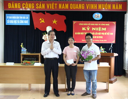 Đội đoạt giải nhất phần thi cắm hoa và thuyết trình