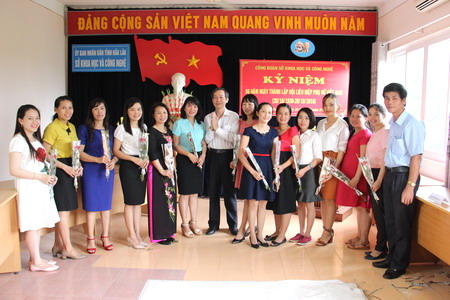 Lãnh đạo Sở tặng hoa cho các chị em phụ nữ trong Sở