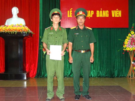 Lễ kết nạp đảng ở Đảng bộ quân sự huyện Cư Mgar.