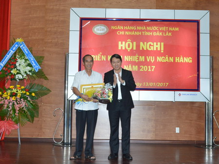 Ông Trần Vĩnh Phúc – nguyên Giám đốc NHNN Chi nhánh Đắk Lắk nhận Bằng khen của UBND tỉnh và Huy hiệu “Vì sự nghiệp xây dựng và phát triển Đắk Lắk”