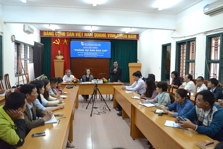 Các đại biểu và học viên tham dự lễ khai mạc lớp bồi dưỡng.