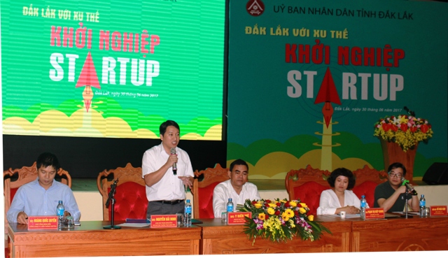 Lãnh đạo tỉnh và chuyên gia chủ trì thảo luận với cộng đồng doanh nghiệp
