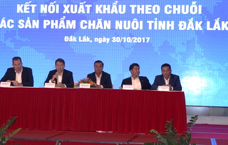 Lãnh đạo tỉnh và đại diện tập đoàn De Heus Châu Á; Tập đoàn Hùng Nhơn; Công ty Bel Gà Việt Nam; Công ty trên diễn đàn Tọa đàm.