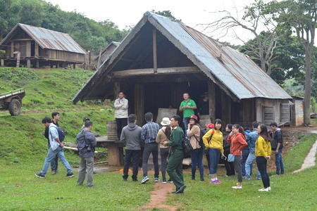 Khách du lịch tham quan buôn Drai, xã Nam Ka, huyện Lắk.