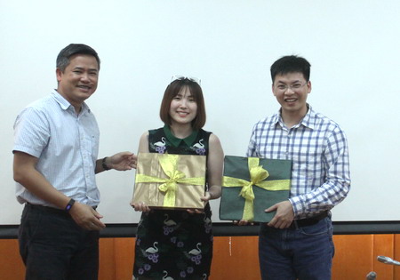 TS. Đàm Bạch Dương, Vụ trưởng Vụ CNC, Bộ KH&CN tặng quà lưu niệm các diễn giả.