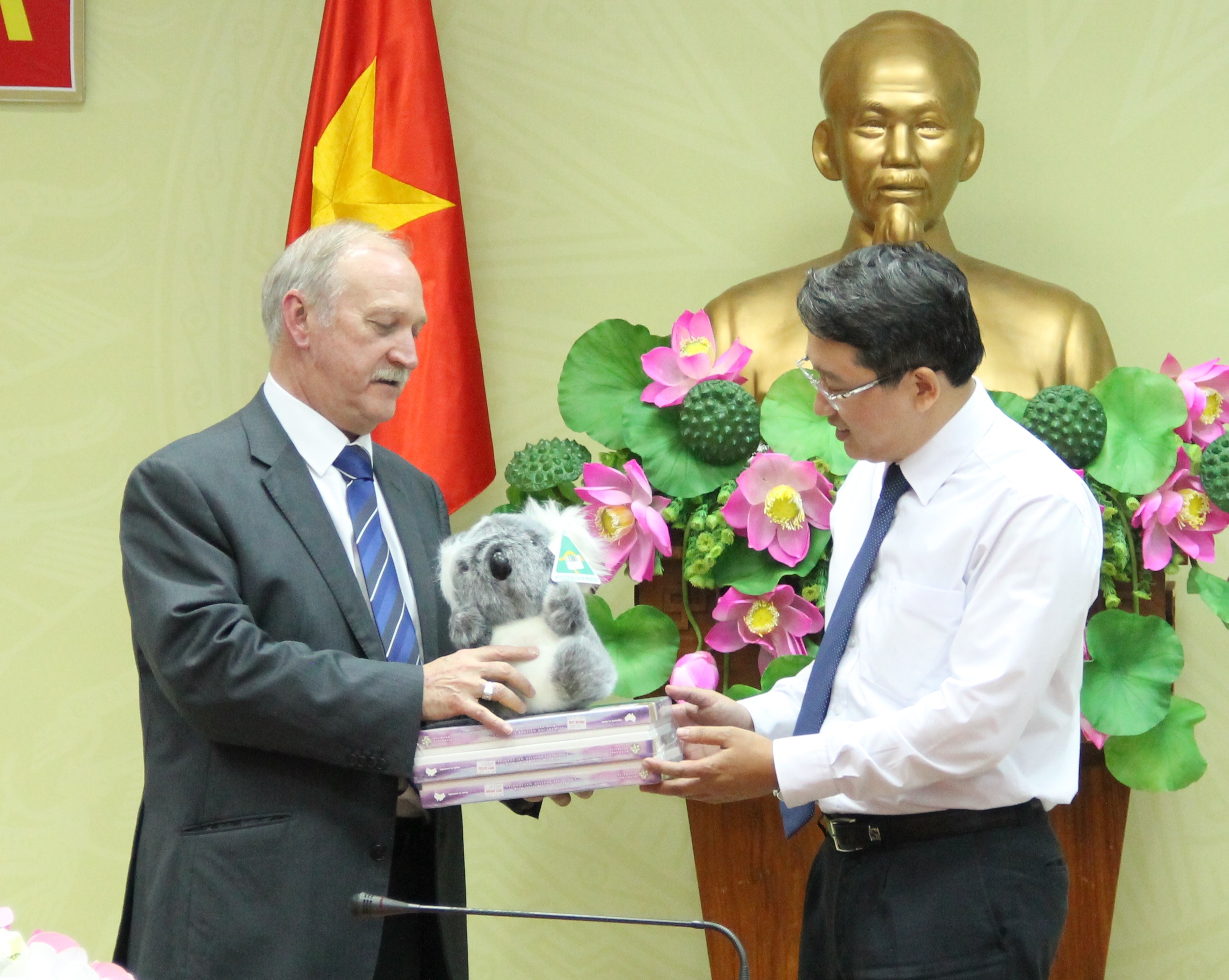 Ông Graham Kinder, thành viên của Hội đồng thành phố Goulburn, Đặc phái viên của Thị trưởng Hội đồng tặng quà lưu niệm cho Phó Chủ tịch Thường trực UBND tỉnh Nguyễn Hải Ninh