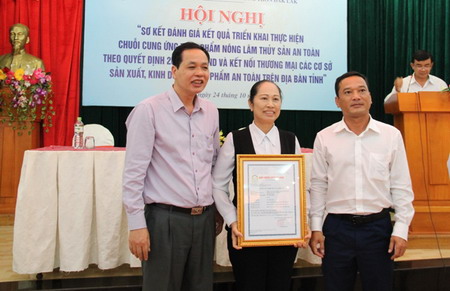 Phó Chủ tịch UBND tỉnh Y Giang Gry Niê Knơng và đại diện lãnh đạo Cục Quản lý chất lượng nông lâm sản và thủy sản trao Chứng nhận thực hành nông nghiệp tốt cho Công ty TNHH MTV Cà phê 721