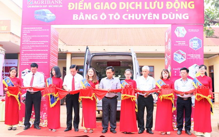 Các đại biểu cắt băng khai trương điểm giao dịch lưu động bằng ô tô chuyên dùng tại xã Ia Rvê