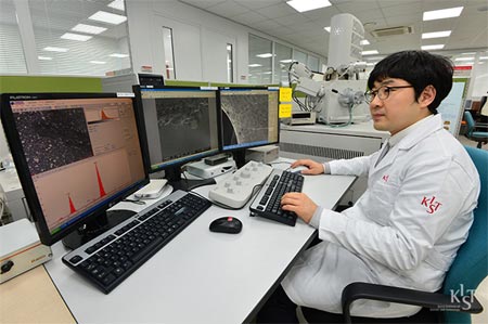 Nhà khoa học làm việc trong phòng thí nghiệm mở SEM của KIST