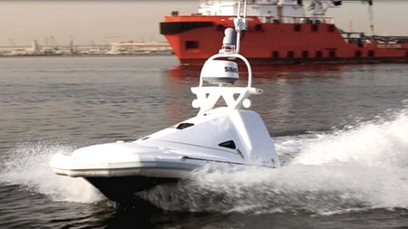 Tàu tuần tra cao tốc không lái Hydra trong quá trình thử nghiệm tại khu vực bến cảng thuộc công ty Al Seer Marine.