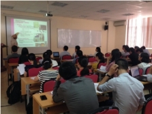 Giáo sư Eric Castelli, Giám đốc trung tâm MICA Trường đại học Bách Khoa HN, trình bày tham luận 