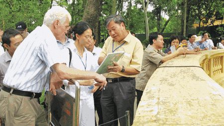 TS Lê Xuân Rao, Giám đốc Sở KHCN Hà Nội đang trao đổi với chuyên gia Đức về vận hành thiết bị hút bùn hồ Hoàn Kiếm