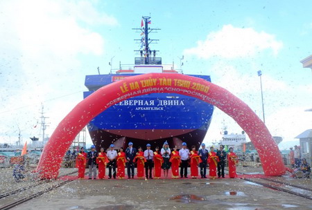 Lễ hạ thủy tàu hút bùn Severnaya Duina (TSHD 2000)