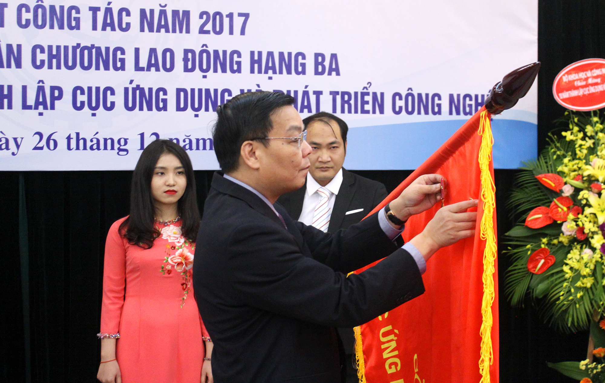 Bộ trưởng Bộ KH&CN Chu Ngọc Anh thay mặt Lãnh đạo Đảng và Nhà nước trao tặng Huân chương Lao động hạng Ba cho tập thể Cục Ứng dụng và Phát triển công nghệ