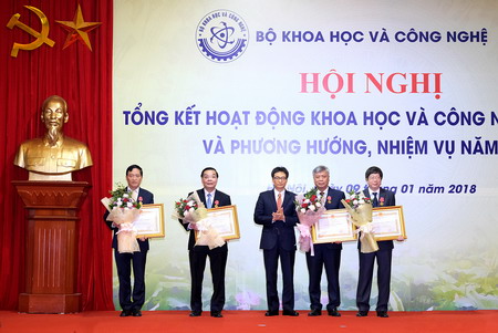 Phó Thủ tướng Vũ Đức Đam trao Huân chương Lao động các hạng cho các cán bộ, lãnh đạo của Bộ KH&CN.
