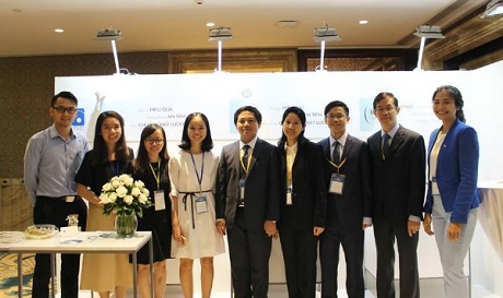 Bác sĩ Ngọc Lan (áo đen, thứ 4 từ phải sang) và một số thành viên trong nhóm nghiên cứu.