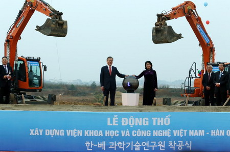 Phó Chủ tịch nước Đặng Thị Ngọc Thịnh và Tổng thống Hàn Quốc Moon Jae In bấm nút khởi công xây dựng V-KIST.