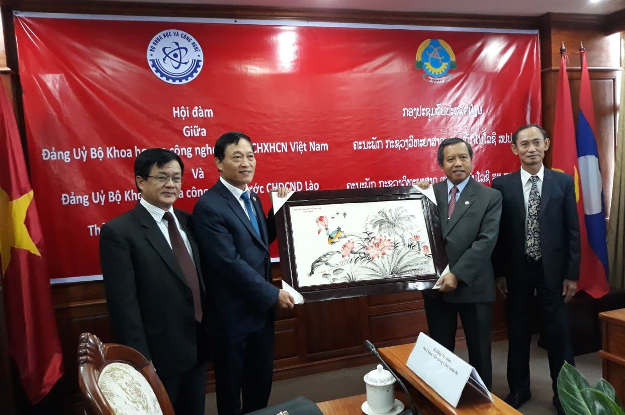 Đồng chí Trần Văn Tùng, Phó Bí thư Ban Cán sự đảng, Bí thư Đảng ủy, Thứ trưởng Bộ Khoa học và Công nghệ thay mặt Đảng ủy Bộ Khoa học và Công nghệ Việt Nam tặng bức tranh gốm Hoa sen cho Đảng ủy Bộ Khoa học và Công nghệ Lào